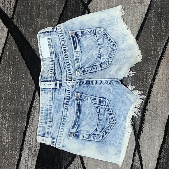 BUCKLE DAYTRIP CAPRICORN STUD EMBROIDERED ACID WASH RAW DENIM JEAN SHORTS - Picture 10 of 15